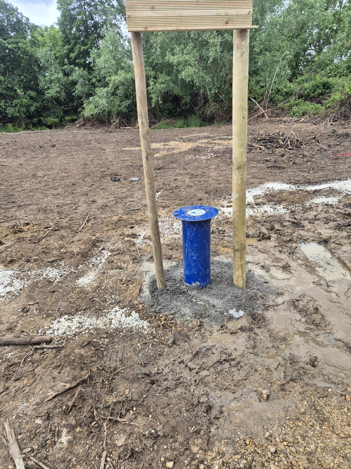 Monitoring well installation with tophat cover